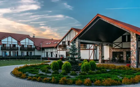 Malowniczy mikołajki resort spa z charakterystyczną architekturą i zadbanym ogrodem.