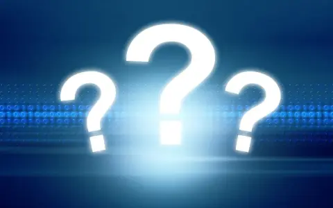 Trzy białe znaki zapytania na tle kodu binarnego. Co dalej?
