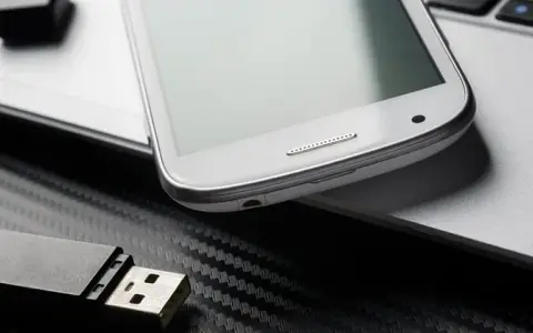 Jak podłączyć pendrive do telefonu bez OTG i uniknąć problemów z transferem