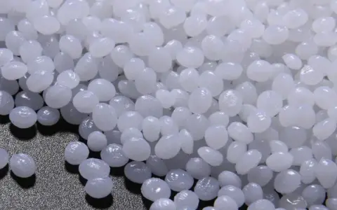 Ceny granulatu plastikowego z recyklingu – oszczędzaj na materiałach