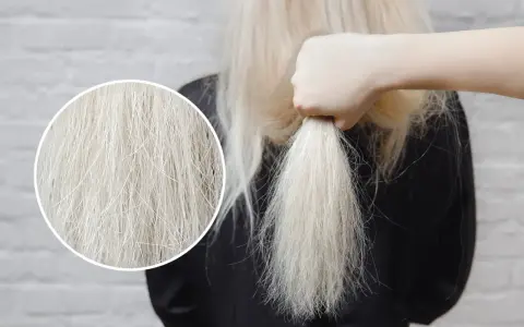 Domowe sposoby na suche włosy po rozjaśnianiu. Zbliżenie na zniszczone, blond włosy, które potrzebują nawilżenia.
