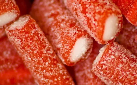 Dulces rojos con azúcar, como se hace el regaliz rojo.