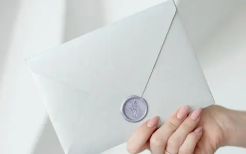 Elegancka koperta na wesele z pieczęcią lakową. Czy kopertę na wesele się zakleja? Tak, aby zachować tajemnicę zaproszenia.