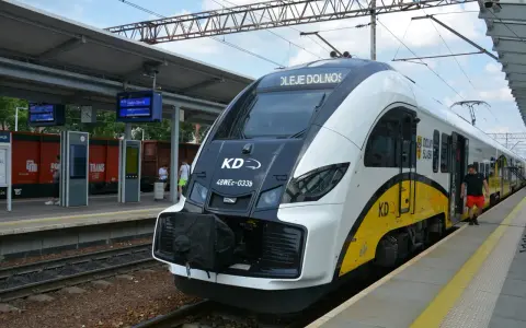 Nowoczesny pociąg KD "Koleje Dolnośląskie" czeka na pasażerów. Czy to ten pociąg do Zielonej Góry?