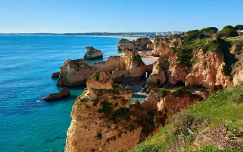 Skały Algarve, Portugalia, gdzie na wakacje? Turkusowe morze, złote plaże i klify zapraszają na niezapomniany wypoczynek.