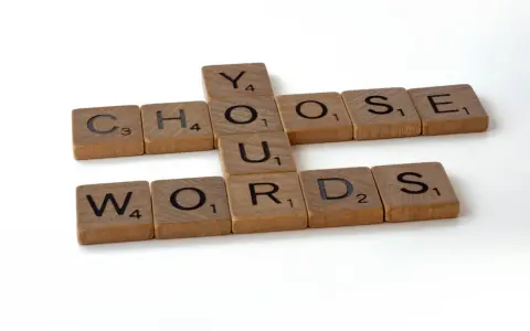 Les tuiles Scrabble forment "YOU CHOOSE WORDS". Le choix des mots est essentiel.