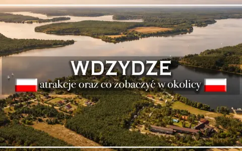 Malownicze jezioro Wdzydze z wyspami i lasami. Widok z lotu ptaka na letniskowe domki i żaglówki.