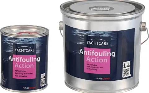Zwei Dosen Yachtcare Antifouling Action, ein Mittel gegen Bewuchs am Bootsrumpf.