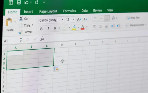Excel-Fenster mit Menüband. Hier kann man den excel blattschutz aufheben, indem man im Reiter "Überprüfen" die Option "Blatt schützen" deaktiviert.