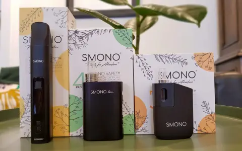 Tres vaporizadores negros de la marca Smoant, junto a sus cajas con diseños botánicos, listos para la aventura.