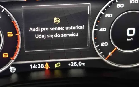 Na desce rozdzielczej Audi komunikat "Audi pre sense: usterka! Udaj się do serwisu" informuje o awarii systemu.