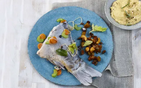 Gegrillter Karpfenkopf mit karamellisierten Nüssen und Rosmarin-Polenta. Was isst man zu Karpfen? Hier eine köstliche Variante!