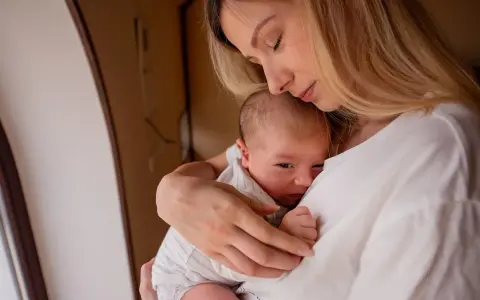 Ciepłe objęcia mamy, maleńkie dłonie tulące się do piersi. To kwintesencja bycia mamą, miłość w najczystszej postaci.