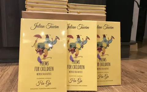 Trzy żółte książki z ilustracją postaci z parasolką, zatytułowane "Poems for Children".