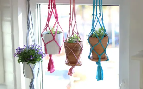 Kwietnik na ścianę DIY: Makrama, drewno, loft krok po kroku