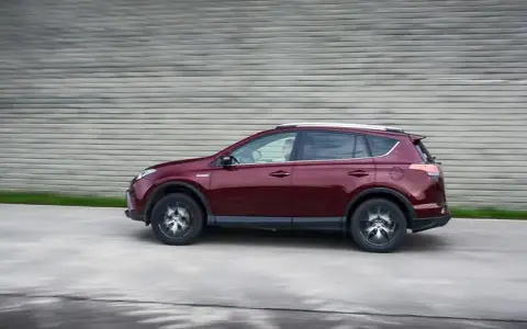 Ile pali Toyota RAV4 Hybrid? Prawdziwe zużycie paliwa w praktyce