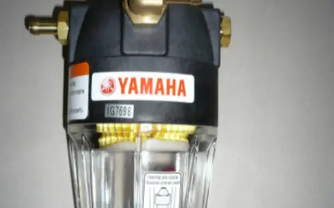 Filtre décanteur Yamaha pour bateau, prêt à nettoyer pour une performance optimale.
