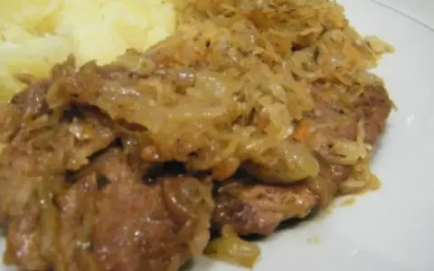 Karkówka w kapuście kiszonej duszona z ziemniakami. Pyszny obiad, który łatwo przygotować.