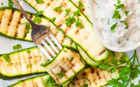 Calabacín a la plancha con un toque de perejil fresco, servido con una cremosa salsa de yogur. ¡Un plato ligero y delicioso!