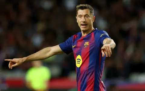 Robert Lewandowski w koszulce FC Barcelony. Grał w klubach takich jak Borussia Dortmund, Bayern Monachium, a teraz w Barcelonie.