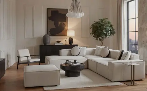 Un soggiorno con un divano componibile bianco, tavolino nero, poltrona e pouf. L'arredamento riflette uno stile contemporaneo casa, con un quadro astratto e una lampada di design.