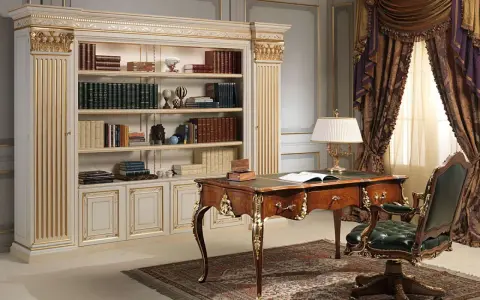 Un bureau de Louis XV orné, avec une bibliothèque remplie de livres, un fauteuil en cuir vert et des rideaux somptueux.