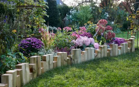 Palisada ogrodowa DIY: Zbuduj ją sam krok po kroku i oszczędź!