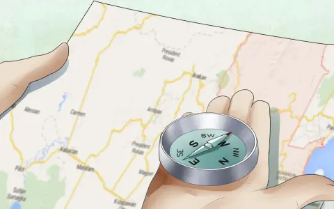 Mani che tengono una mappa e una bussola, per capire cos'è l'orienteering e come orientarsi.