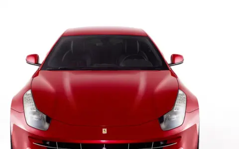 Czerwone Ferrari FF z przodu, z widocznymi reflektorami i grillem.