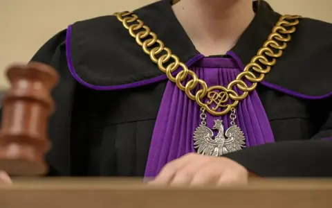 Sędzia w todze z łańcuchem i orłem. Czy można zostać sędzią bez aplikacji?
