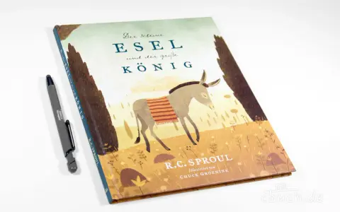 Der kleine Esel und der große König, inspiriert von Sacharja 9,9. Ein Buchcover mit einem Esel, der eine Decke trägt, und zwei Bäumen.