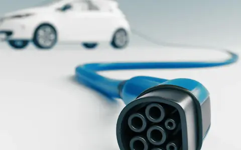 Jakie napięcie w samochodzie elektrycznym wpływa na czas ładowania?