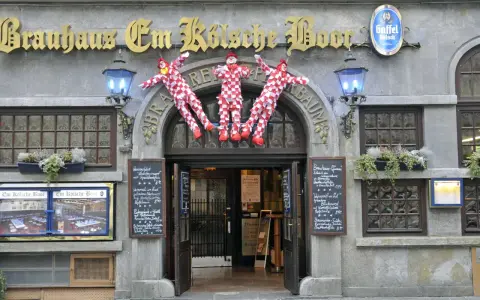 Drei Clowns hängen vor dem Brauhaus Em Kölsche Boor. Wann wird der Nubbel verbrannt? Bald, wenn die Karnevalszeit beginnt!
