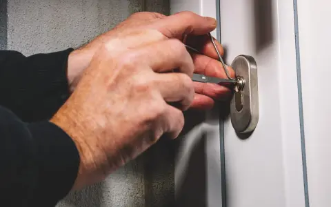 Jak otworzyć drzwi bez klamki? Skuteczne metody i porady bezpieczeństwa