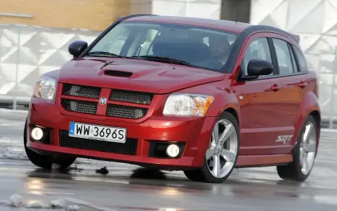 Czerwony Dodge Caliber SRT na mokrej nawierzchni. Wiele osób szuka **dodge caliber opinie** przed zakupem.