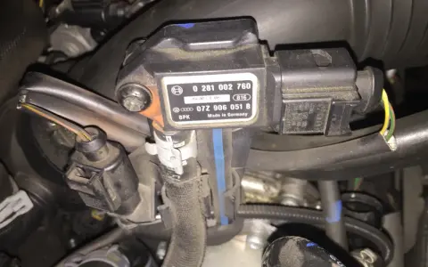 Czujnik ciśnienia doładowania Audi A6 C6 3.0 TDI, o numerach 07Z 906 051 B, znajduje się w okolicach kolektora dolotowego.
