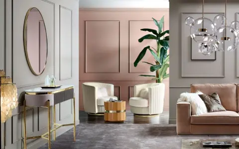 Un salotto elegante con pareti rosa antico e oro, divano in velluto, poltrone soffici e un tavolino in legno.