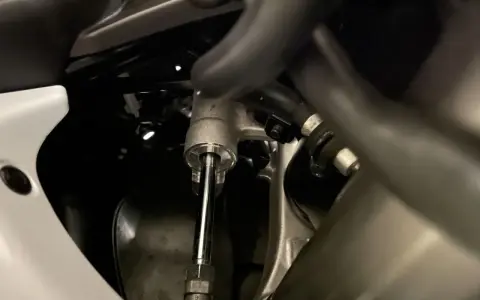 Precyzyjny amortyzator skrętu motocykl, kluczowy element dla stabilności i pewności prowadzenia na zakrętach.