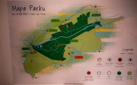 Mapa Parku Narodowego Ujście Warty z zaznaczonymi ścieżkami przyrodniczymi, parkingami i miejscowościami.
