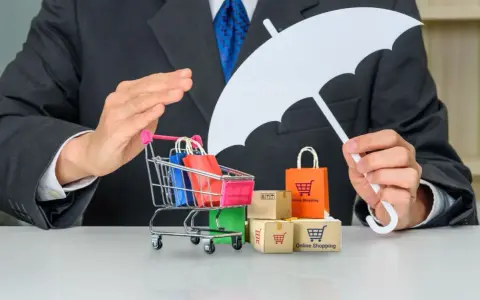 Biznesmen chroni zakupy online parasolem, symbolizując brak znamion czynu zabronionego w handlu.