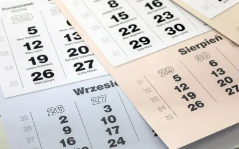 Fragmenty kalendarzy z zaznaczonymi datami i nazwami miesięcy.
