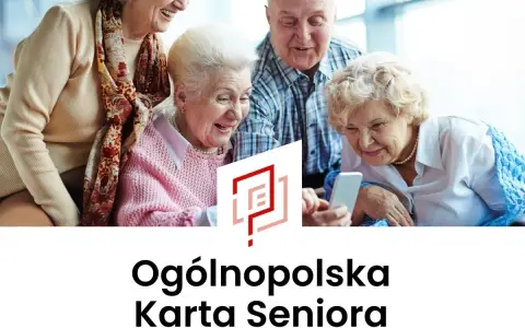 Uśmiechnięci seniorzy oglądają coś na telefonie. Dowiedz się, gdzie wyrobić kartę seniora Warszawa.