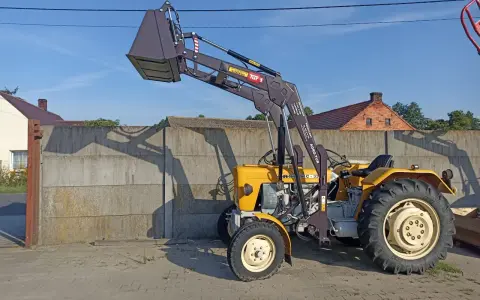 Żółty Ursus C-330 z ładowaczem czołowym Tur 1. Ciągnik waży ok. 1700 kg, a ładowacz udźwignie 700 kg.