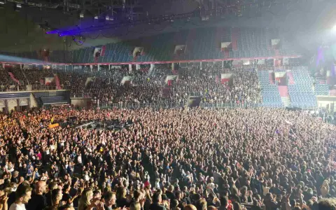 Tłum fanów na koncercie w Krakowie, prawdopodobnie Justin Timberlake.
