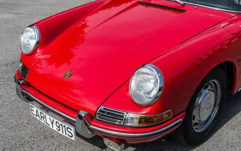 Roter Porsche 901, ein Klassiker mit hohem Wert. Die Front zeigt das Porsche-Logo und die Kennzeichenplatte "EARLY 911S".