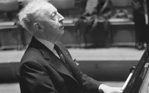 Artur Rubinstein, mistrz fortepianu, w skupieniu grający. Ciekawostki o jego życiu i karierze są fascynujące.