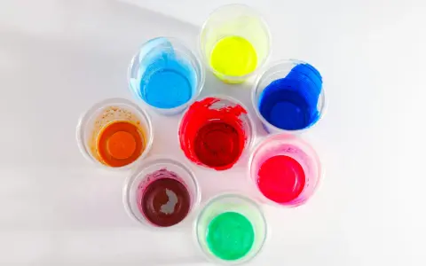 Kolorowe farby w kubeczkach, idealne do malowania plastiku. Znajdziesz tu odcienie czerwieni, niebieskiego, żółtego, pomarańczowego, różowego, zielonego i brązowego.