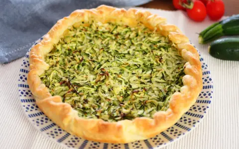 Torta salata con zucchine e ricotta, un piatto gustoso e leggero, perfetto per ogni occasione.