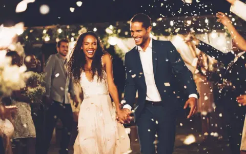 Un couple rayonnant traverse une pluie de pétales, une animation surprise mariage parfaite pour célébrer leur amour.