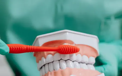 Prywatny dentysta a L4: Tak! Liczy się ZUS, nie umowa z NFZ